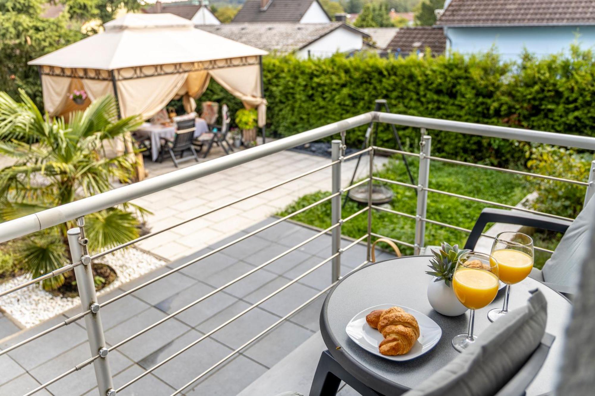 Design Apartment- 24H Self-Check-In - Bis 4 Pers - Parkplatz - Wifi - Balkon -Terrasse - In Direkter Weihernaehe - Radwege Schiffweiler Екстер'єр фото