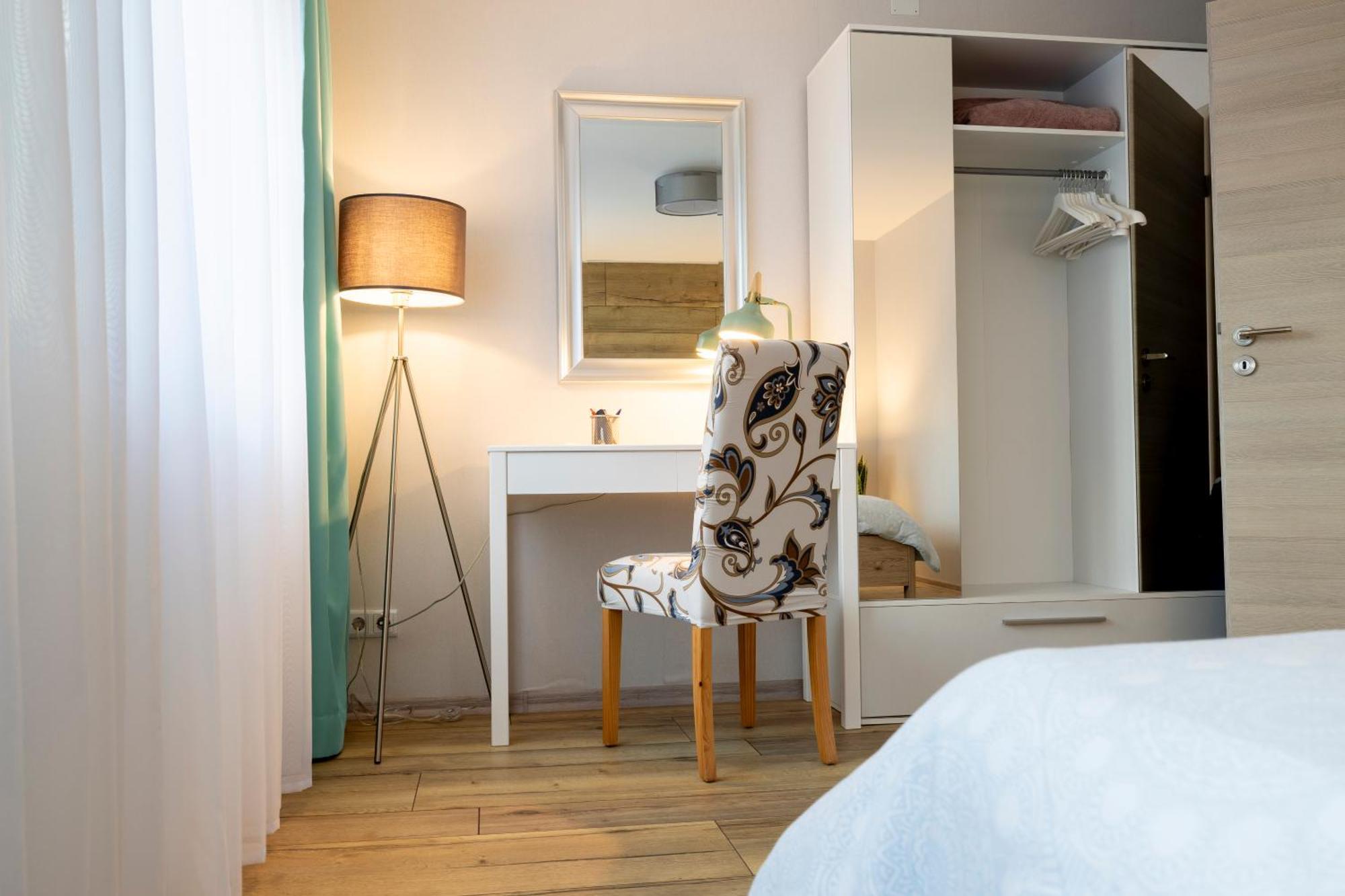 Design Apartment- 24H Self-Check-In - Bis 4 Pers - Parkplatz - Wifi - Balkon -Terrasse - In Direkter Weihernaehe - Radwege Schiffweiler Екстер'єр фото