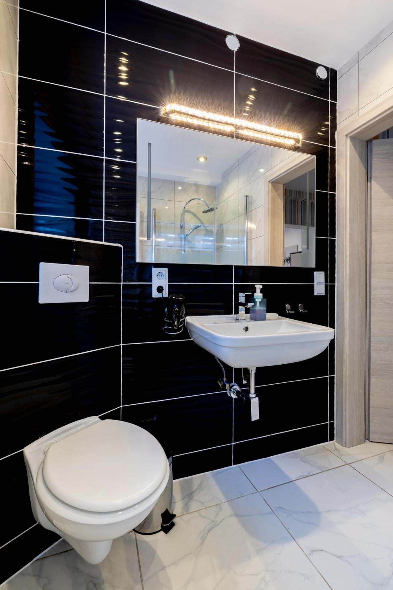 Design Apartment- 24H Self-Check-In - Bis 4 Pers - Parkplatz - Wifi - Balkon -Terrasse - In Direkter Weihernaehe - Radwege Schiffweiler Екстер'єр фото